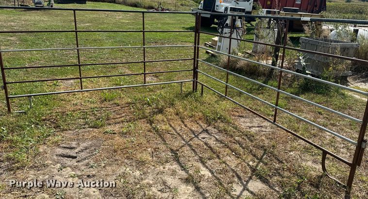 image for item EE7649 (22) 10' L fence panels