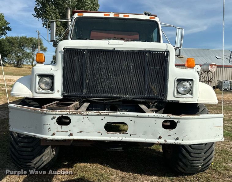 image for item EE7652 1990 International 2554 manure spreader truck