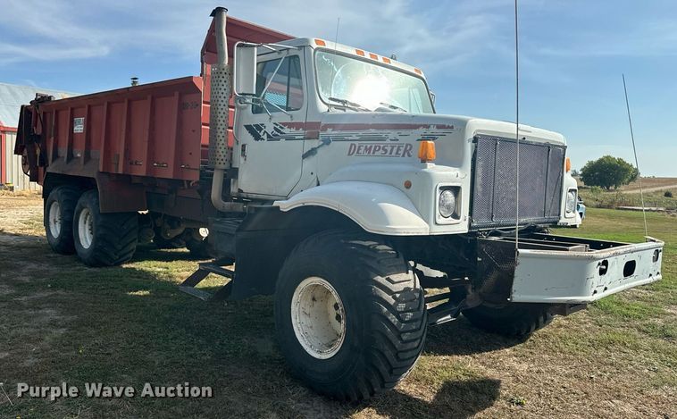 image for item EE7652 1990 International 2554 manure spreader truck