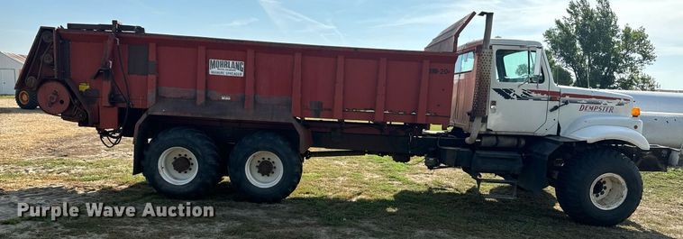 image for item EE7652 1990 International 2554 manure spreader truck