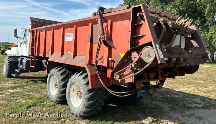 image for item EE7652 1990 International 2554 manure spreader truck