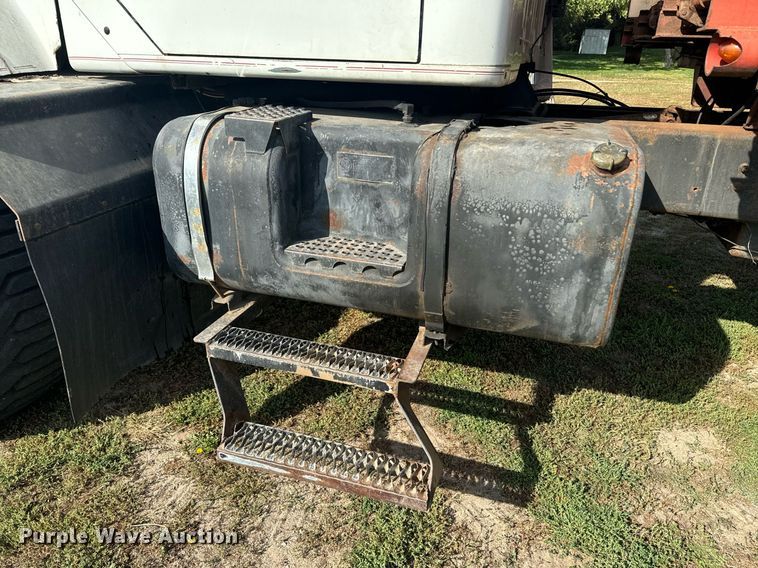 image for item EE7652 1990 International 2554 manure spreader truck