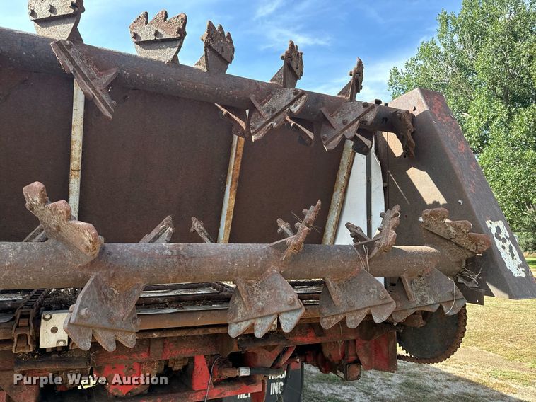 image for item EE7652 1990 International 2554 manure spreader truck