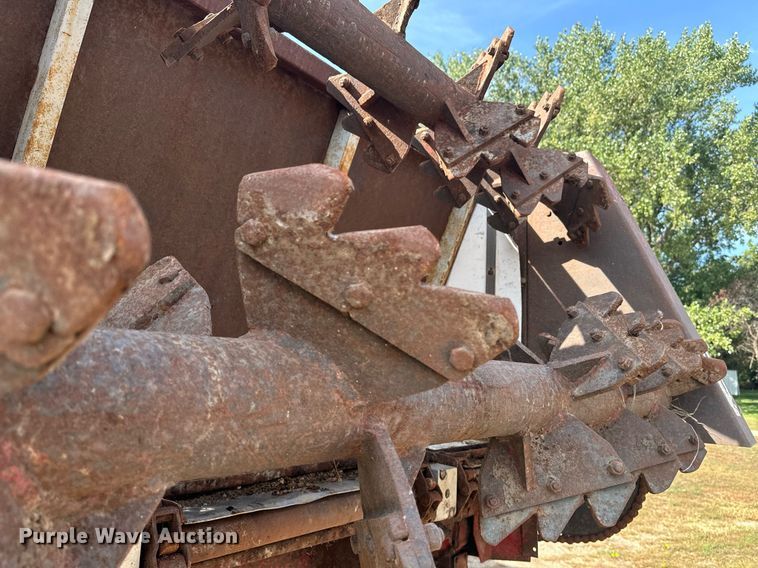 image for item EE7652 1990 International 2554 manure spreader truck