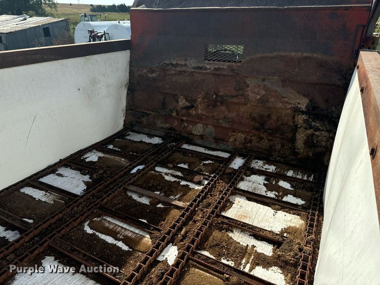 image for item EE7652 1990 International 2554 manure spreader truck