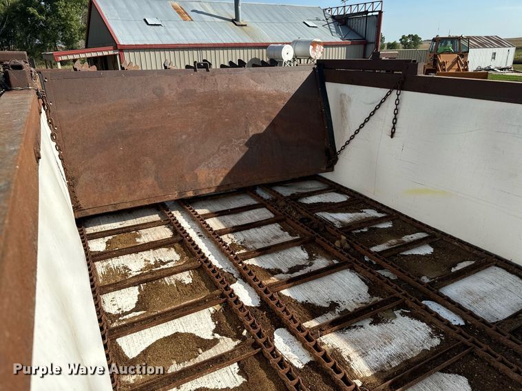 image for item EE7652 1990 International 2554 manure spreader truck