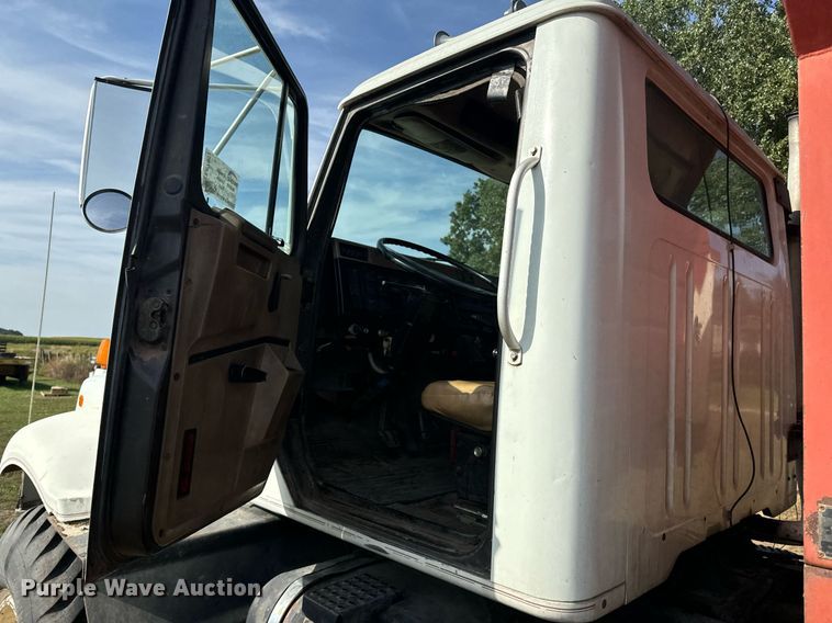 image for item EE7652 1990 International 2554 manure spreader truck