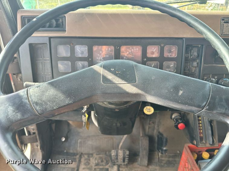 image for item EE7652 1990 International 2554 manure spreader truck