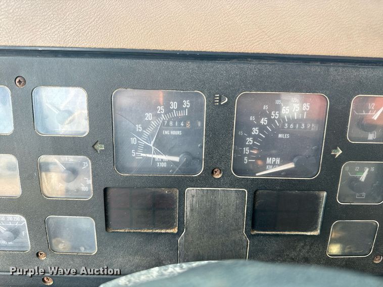 image for item EE7652 1990 International 2554 manure spreader truck