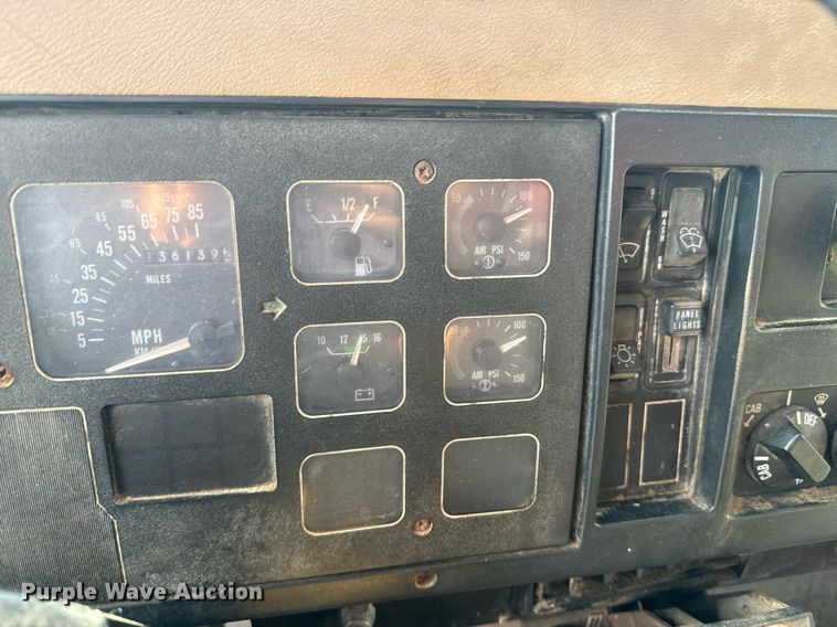 image for item EE7652 1990 International 2554 manure spreader truck