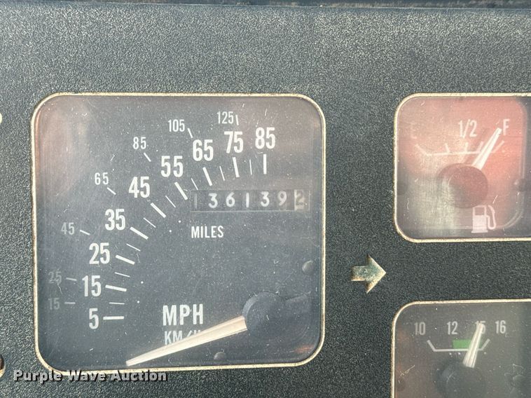 image for item EE7652 1990 International 2554 manure spreader truck