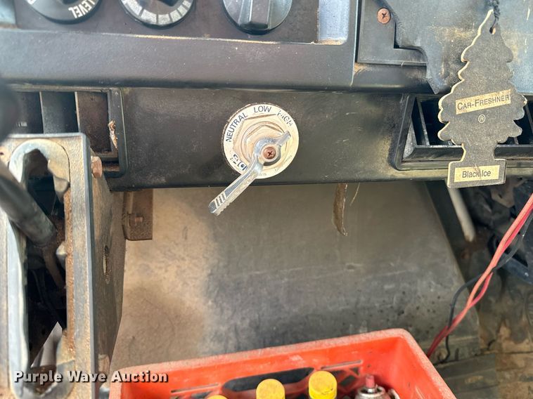 image for item EE7652 1990 International 2554 manure spreader truck