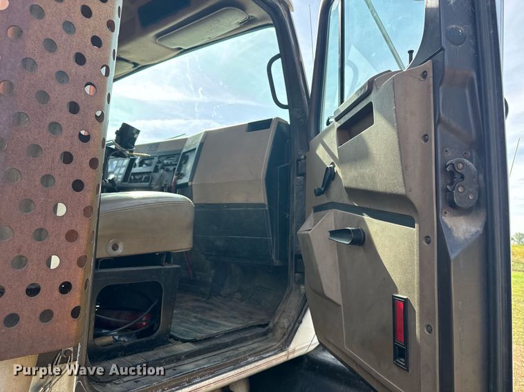 image for item EE7652 1990 International 2554 manure spreader truck