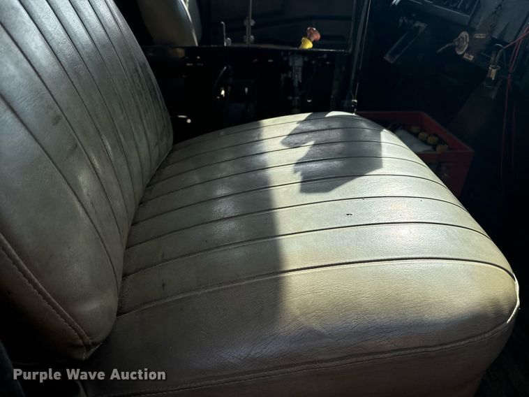 image for item EE7652 1990 International 2554 manure spreader truck