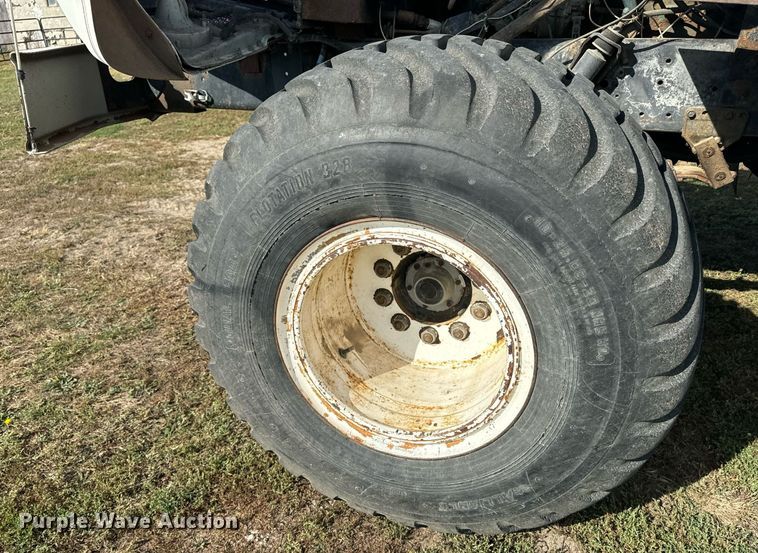 image for item EE7652 1990 International 2554 manure spreader truck