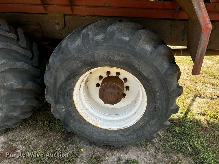 image for item EE7652 1990 International 2554 manure spreader truck