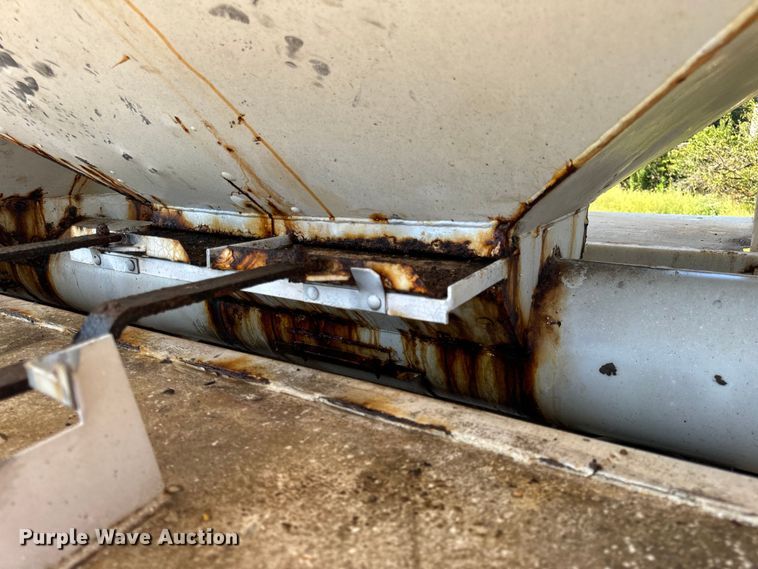 image for item EH7010 2000 Chevrolet C8500 fertilizer delivery truck