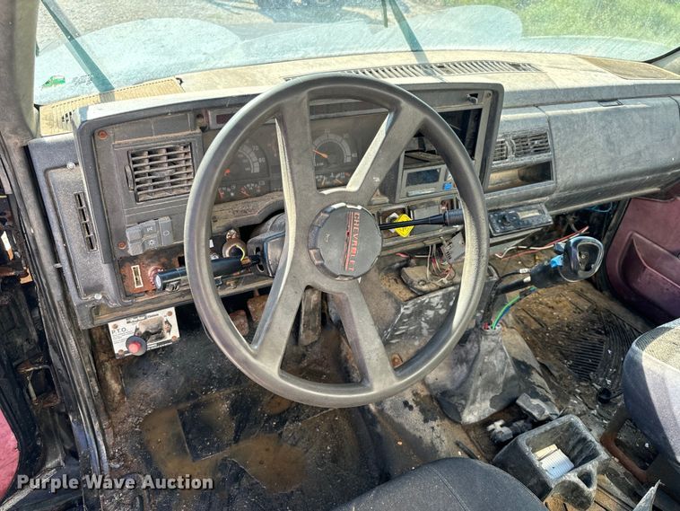 image for item EH7010 2000 Chevrolet C8500 fertilizer delivery truck