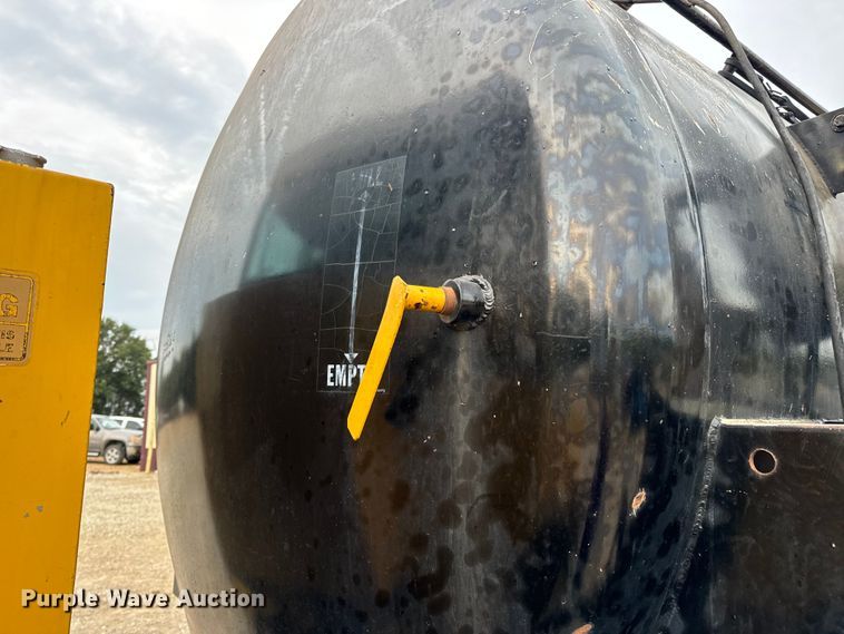 image for item EH7013 Ag-Chem Ag-Gator 1004 manure spreader