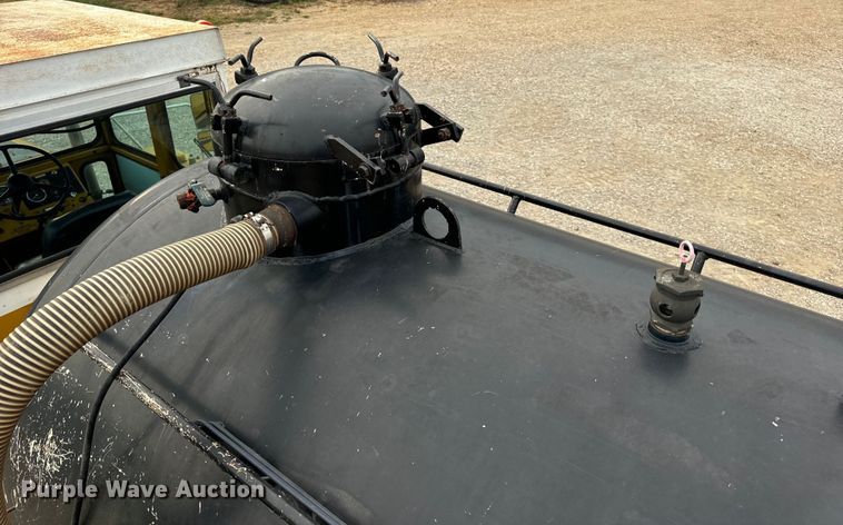 image for item EH7013 Ag-Chem Ag-Gator 1004 manure spreader