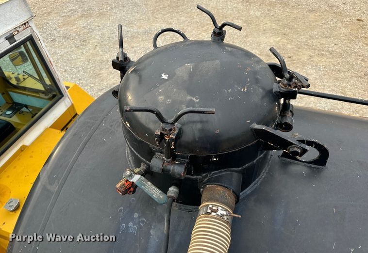 image for item EH7013 Ag-Chem Ag-Gator 1004 manure spreader