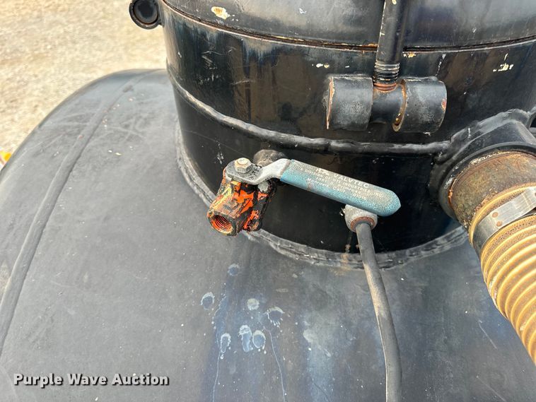 image for item EH7013 Ag-Chem Ag-Gator 1004 manure spreader