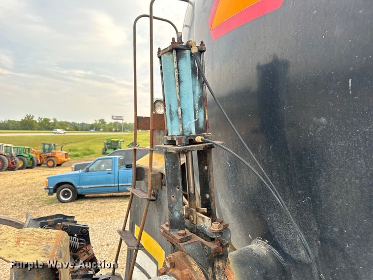 image for item EH7013 Ag-Chem Ag-Gator 1004 manure spreader