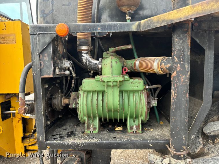 image for item EH7013 Ag-Chem Ag-Gator 1004 manure spreader