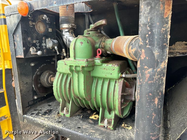 image for item EH7013 Ag-Chem Ag-Gator 1004 manure spreader