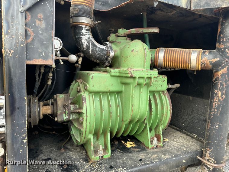 image for item EH7013 Ag-Chem Ag-Gator 1004 manure spreader