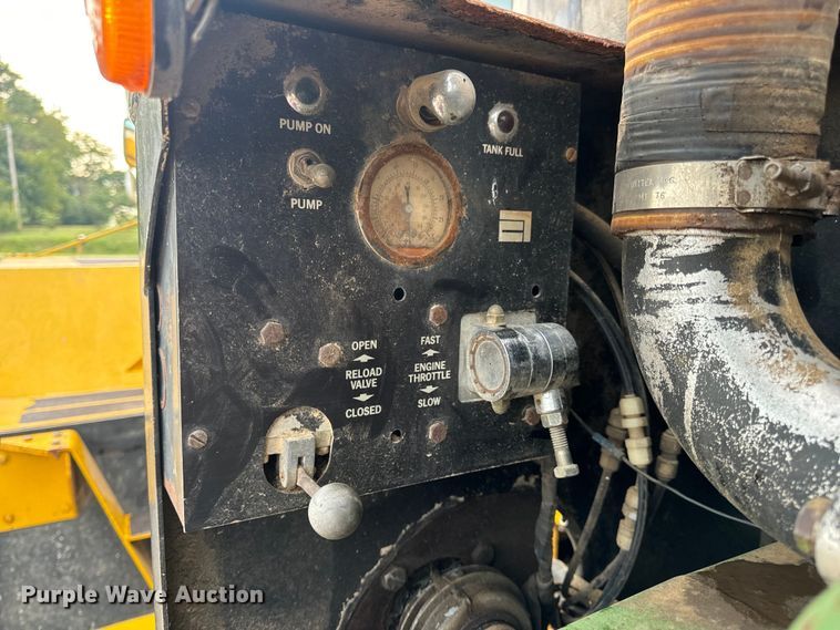 image for item EH7013 Ag-Chem Ag-Gator 1004 manure spreader