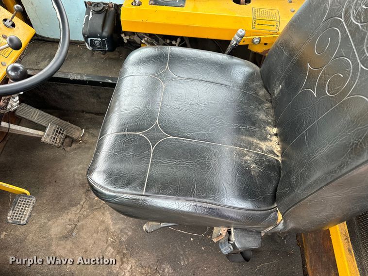 image for item EH7013 Ag-Chem Ag-Gator 1004 manure spreader