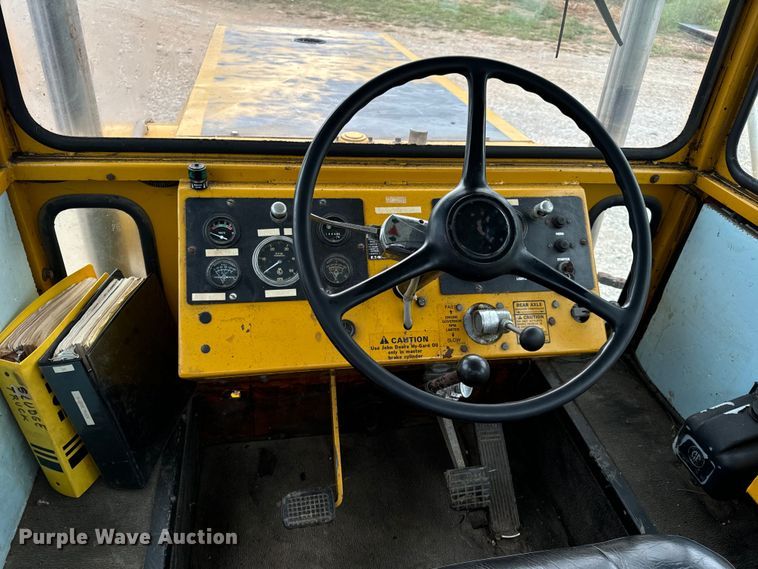 image for item EH7013 Ag-Chem Ag-Gator 1004 manure spreader