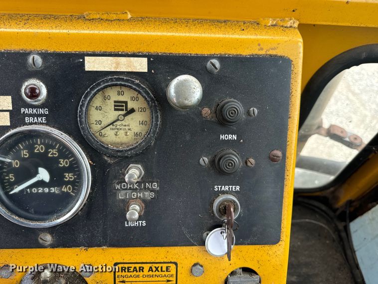 image for item EH7013 Ag-Chem Ag-Gator 1004 manure spreader