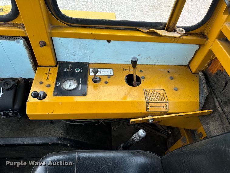 image for item EH7013 Ag-Chem Ag-Gator 1004 manure spreader