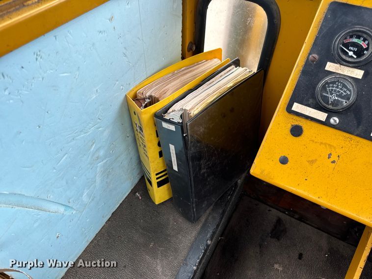 image for item EH7013 Ag-Chem Ag-Gator 1004 manure spreader