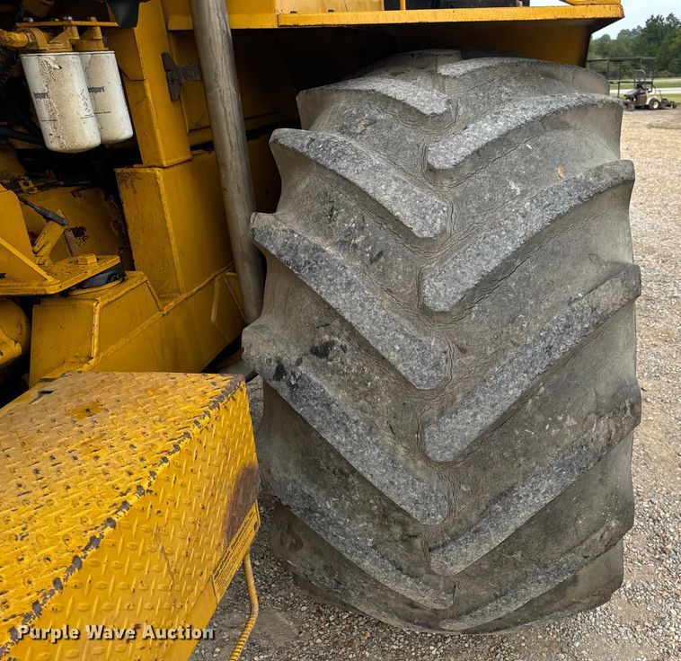 image for item EH7013 Ag-Chem Ag-Gator 1004 manure spreader