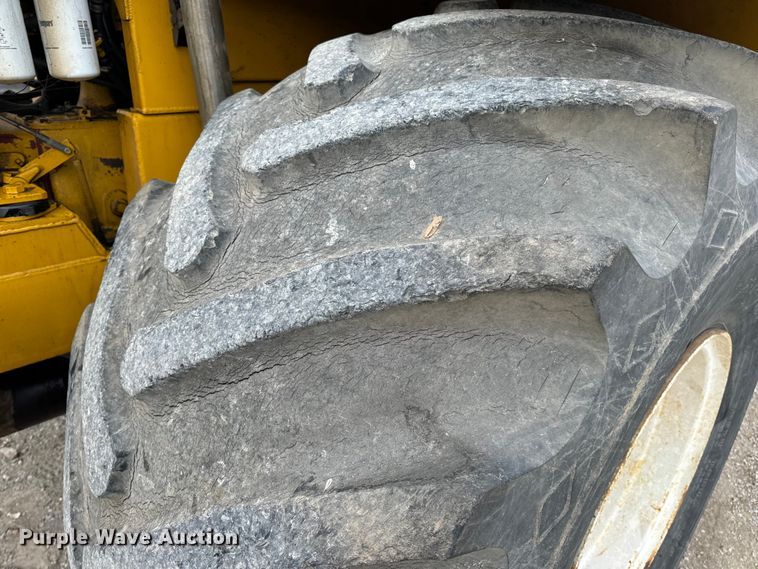 image for item EH7013 Ag-Chem Ag-Gator 1004 manure spreader