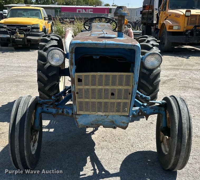 image for item EJ7258 Ford 2000 tractor