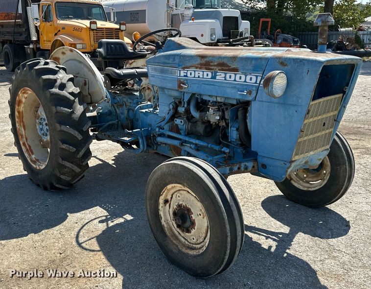 image for item EJ7258 Ford 2000 tractor