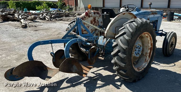 image for item EJ7258 Ford 2000 tractor