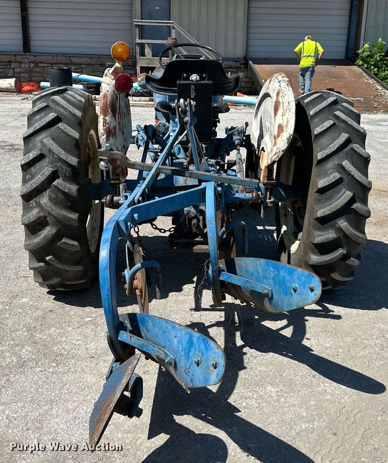 image for item EJ7258 Ford 2000 tractor