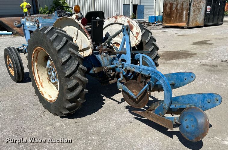 image for item EJ7258 Ford 2000 tractor