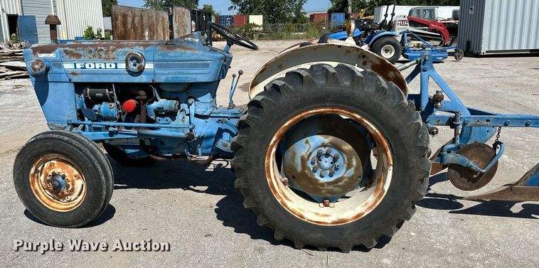 image for item EJ7258 Ford 2000 tractor