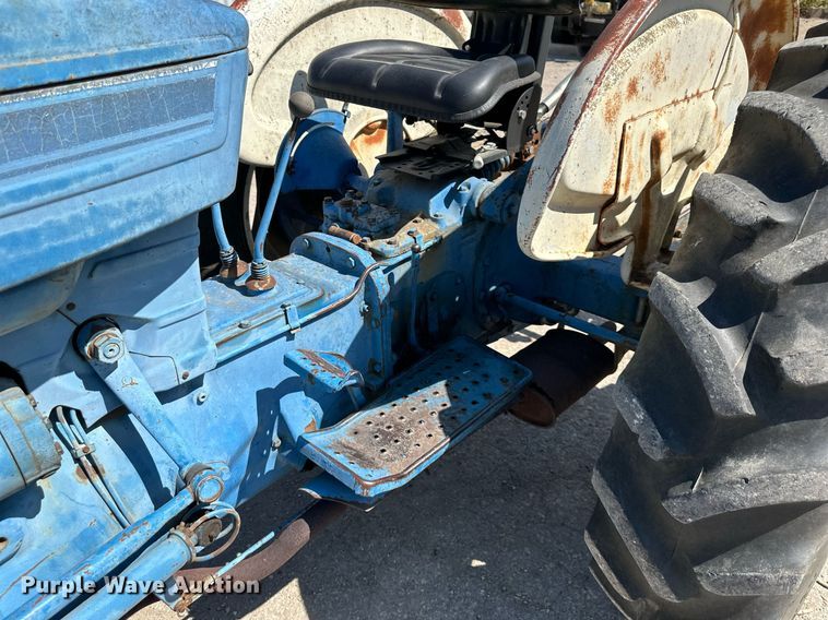 image for item EJ7258 Ford 2000 tractor
