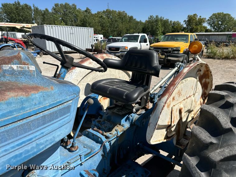 image for item EJ7258 Ford 2000 tractor