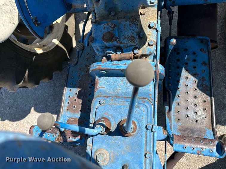image for item EJ7258 Ford 2000 tractor