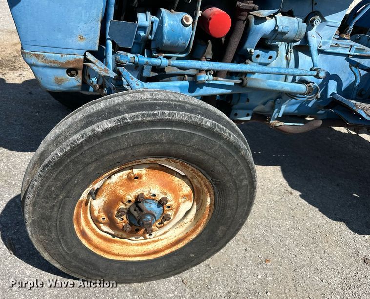 image for item EJ7258 Ford 2000 tractor