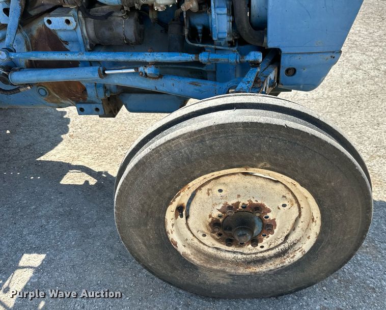 image for item EJ7258 Ford 2000 tractor