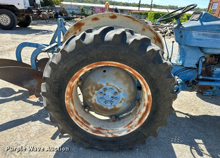 image for item EJ7258 Ford 2000 tractor